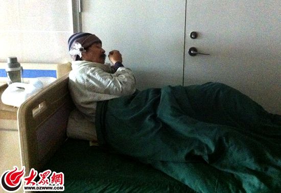 五旬老人"被扔"日照救助站旁 臀部和腿长满褥疮
