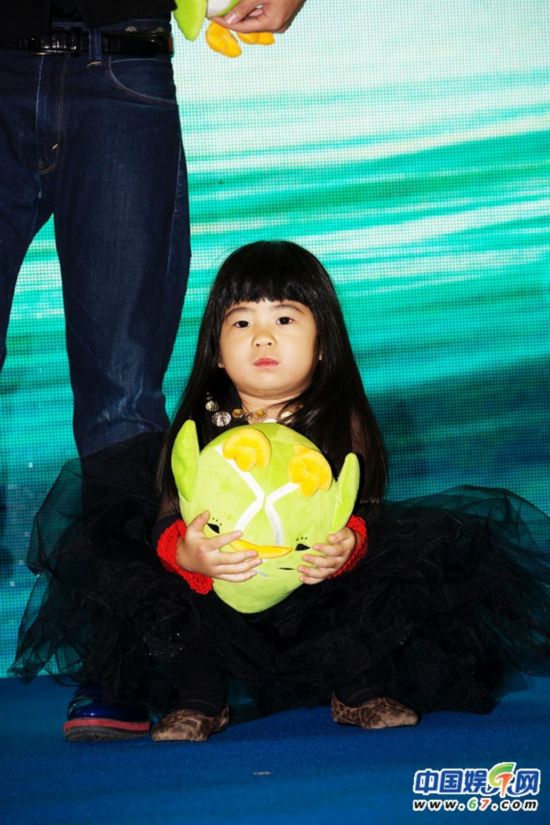 《爸爸2大电影》发主题曲《么么哒》 萌娃现场