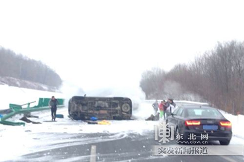 黑龙江哈牡高速发生车祸五人重伤 两人被甩出