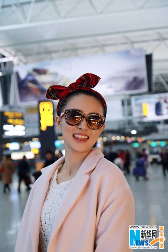 少女偶像徐璐青春迷人 机场街拍潮范十足