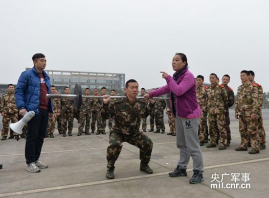 重庆消防武警培训军体教练员:双杠上倒立(组图