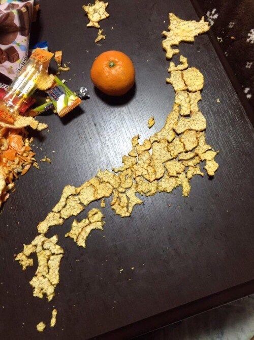 创意日本人吃完橘子用橘子皮拼出日本地图