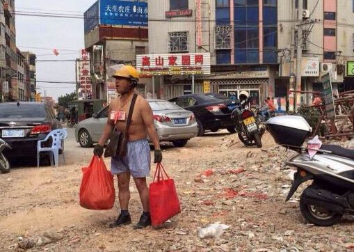 福建炫富哥身捆百元大钞赤身上街 专家称炫富