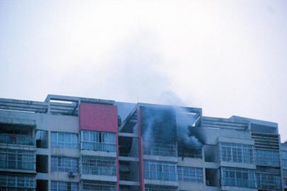 四川达州一22层房屋着火 致一女子受伤送医(图