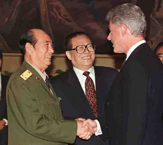 北京,在人民大会堂举行的欢迎美国总统克林顿访华的国宴前,时任中央
