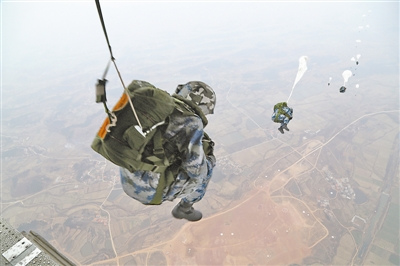 中国空降兵数千新兵进行首次大飞机跳伞训练(