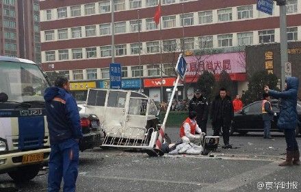 北京长安街车祸:5车相撞致1人死亡(组图)