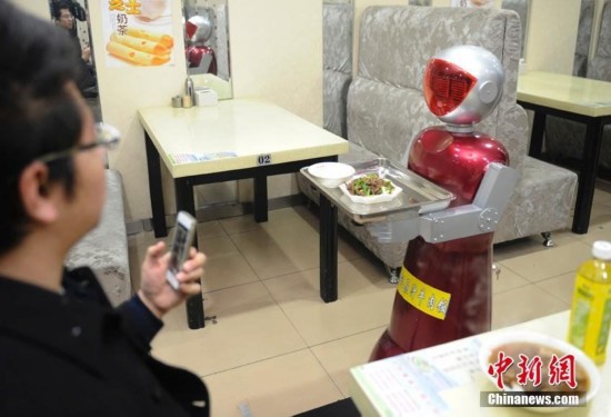 长春女店主16万购置机器人做服务员传菜