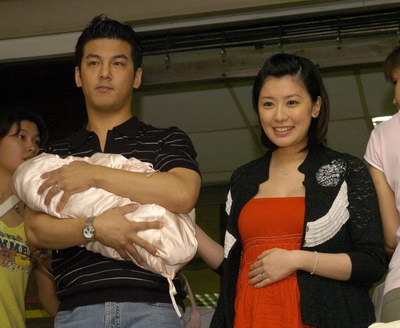 贾静雯承认姐弟恋 前夫孙志浩与名模同游日本