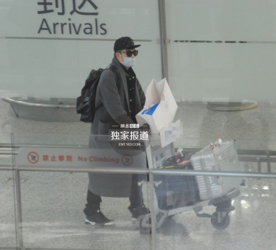 陈赫戴墨镜口罩遮面现身见记者偷拍毫无反应