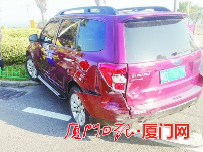 厦门上演 疯狂赛车 :豪车 撒疯 连撞6部车 司机