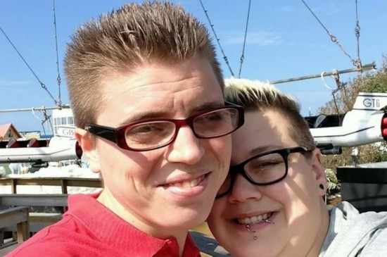 英女同性恋影院如厕被保安误认男性无情驱离\/