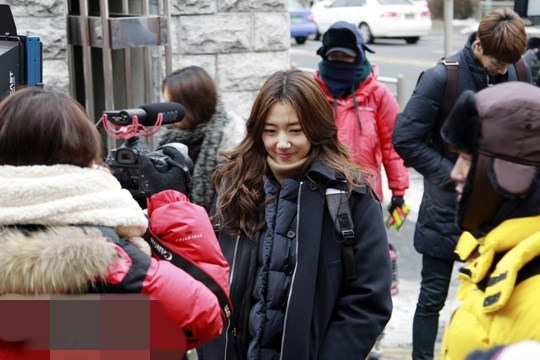 《匹诺曹》朴信惠片场迷人美照 熬夜拍戏李钟