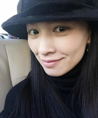 娘娘吃醋了!张庭晒老公和女儿亲吻半小时