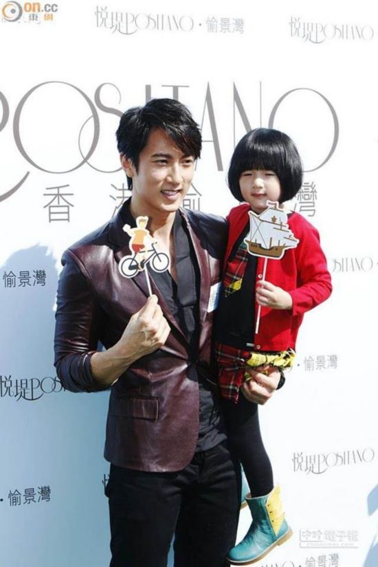 吴尊携女儿捞金大方亲吻 Neinei娃俏皮可爱(图