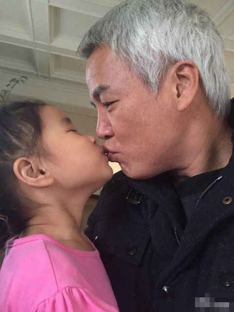 张庭透露：老公和女儿甜蜜Kiss亲了半个小时