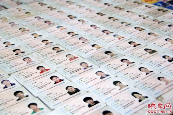 郑州公交公司堆积千张身份证和银行卡 无人认领