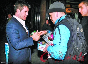 英乞丐自备刷卡机收钱 周入万元常出国旅游