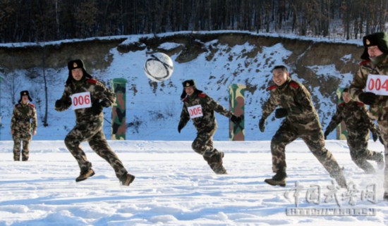 武警官兵体能训练与冰雪活动结合调动训练热情