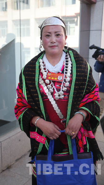 来自林芝下察隅镇身著民族服饰的?人察多 摄影