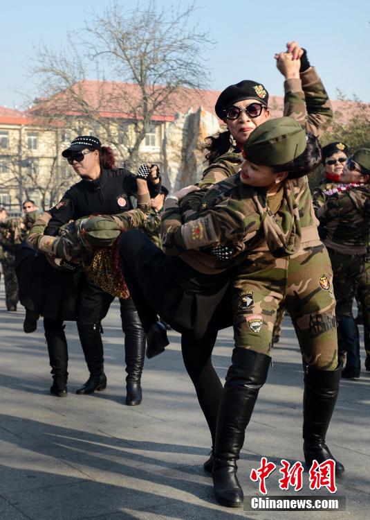 北京广场舞升级 大妈齐跳水兵舞(组图)