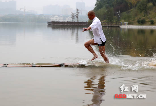 少林武僧水上漂120米 刷世界纪录