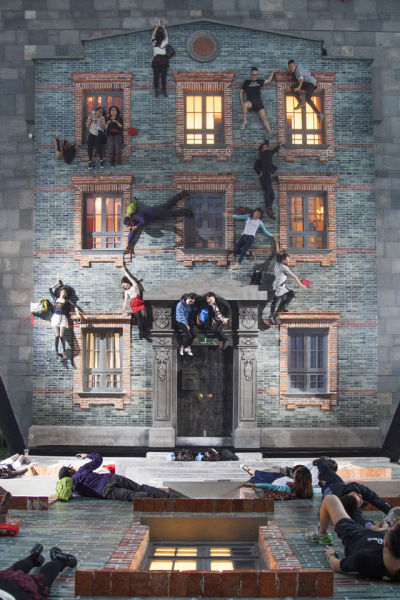 Leandro Erlich ��Ʒ��ʯ���š���չ�����Ϻ��ƻ����ֳ����Ϻ���2013��ͼƬ�ṩ��Leo Xu Projects��(��Ӱ��JJY Photo)