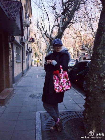 舒淇穿拖鞋拿布袋拍照 网友:大妈去买菜吗(图)