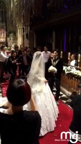 周杰伦婚礼上抛捧花 亲吻昆凌手背(图)