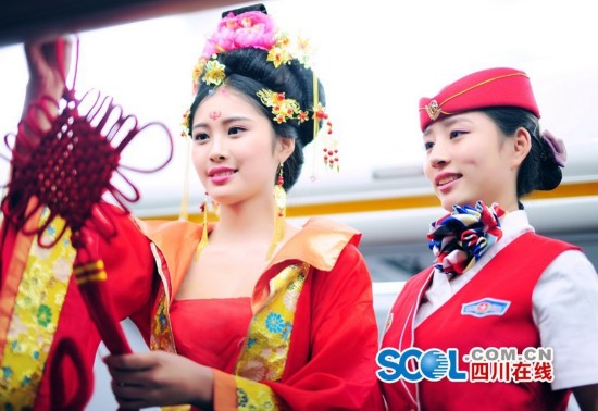 成都美女变身武媚娘当妩媚空姐 罗袖翩跹