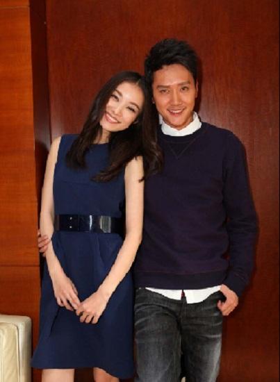 倪妮和冯绍峰(微博(微信号:fengshaofeng1007)独家:倪妮打扮清纯却