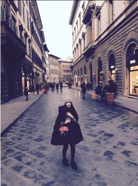 范冰冰欧洲度假晒自拍照 素颜出镜皮肤白皙