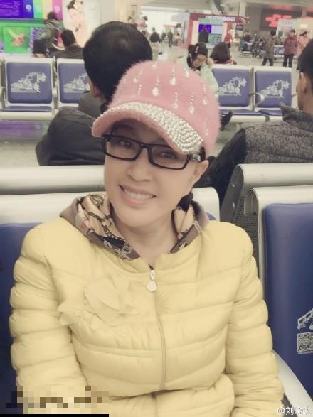 刘晓庆晒自拍似少女 乘高铁出行亲民(组图)