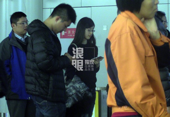 组图:刘强东现身办美国签证 奶茶妹妹回其豪宅