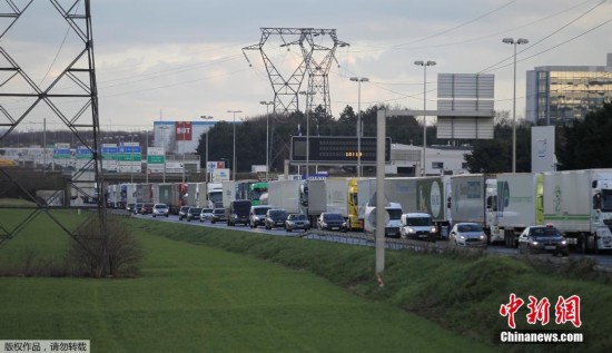 法国卡车司机举行全国性罢工 封锁道路要求涨