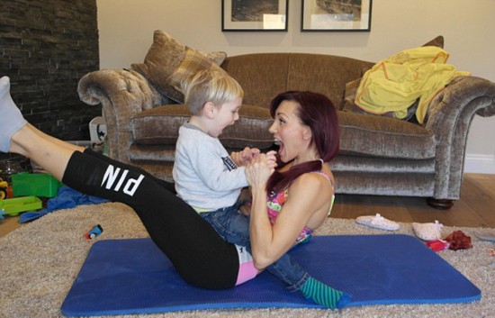 国妈妈忙中偷闲健身频遭萌宝捣乱 搞笑视频走