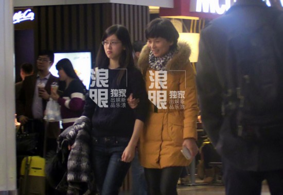 组图:刘强东现身办美国签证 奶茶妹妹回其豪宅