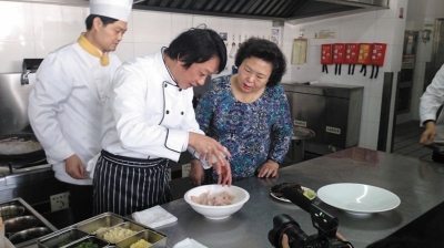 美食达人到扬州探秘淮扬菜 展文人菜历史底蕴