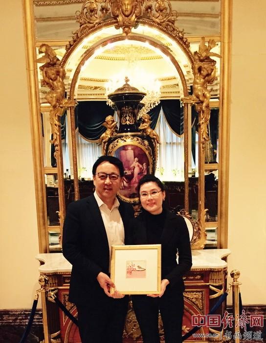何旻熹(Anika He)(右)和北京荷风艺术基金会创始人、名誉理事长李风先生(左)合影