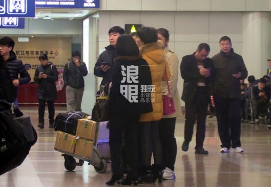 组图:刘强东现身办美国签证 奶茶妹妹回其豪宅