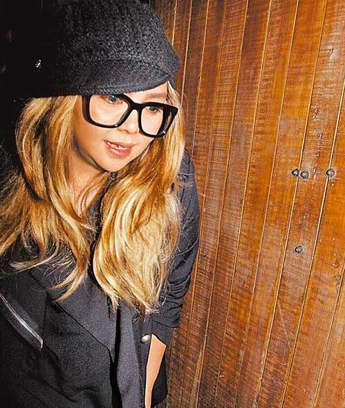 张惠妹自家酒吧店庆玩<em>嗨</em> 小7岁男友恩爱紧相随