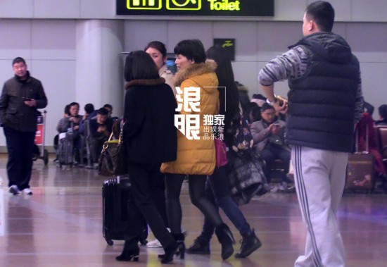 组图:刘强东现身办美国签证 奶茶妹妹回其豪宅