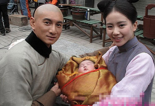 吴奇隆刘诗诗结婚登记 曝片场抱婴儿照体会为