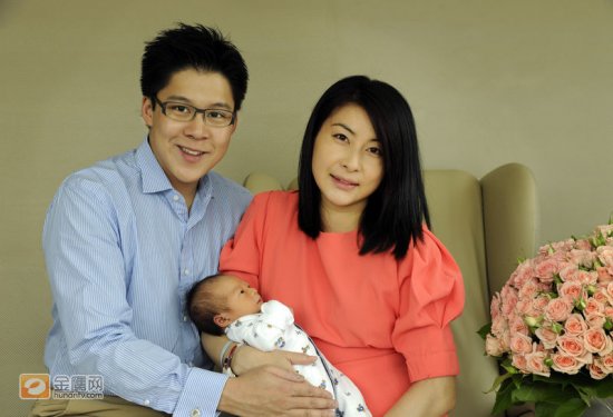 范玮琪黑人抱双胞胎儿子出镜超级有爱 明星晒