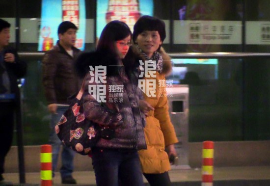 组图:刘强东现身办美国签证 奶茶妹妹回其豪宅