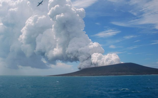 南太平洋岛国火山喷发喷出一座全新小岛(图