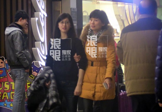 组图:刘强东现身办美国签证 奶茶妹妹回其豪宅