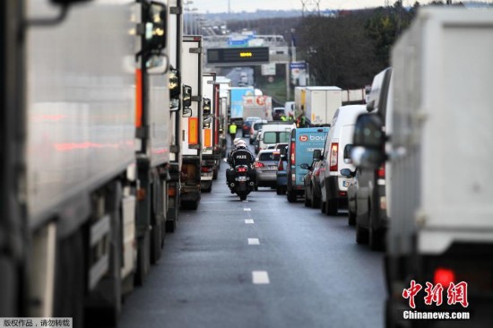 法国卡车司机举行全国性罢工 封锁道路要求涨