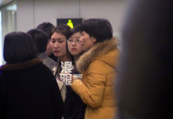 组图:刘强东现身办美国签证 奶茶妹妹回其豪宅