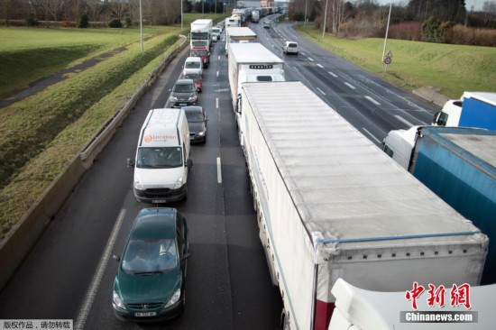 法国卡车司机举行全国性罢工封锁道路要求涨薪